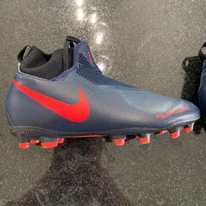 Size 1Y Nike Phantom Soccer Cleats